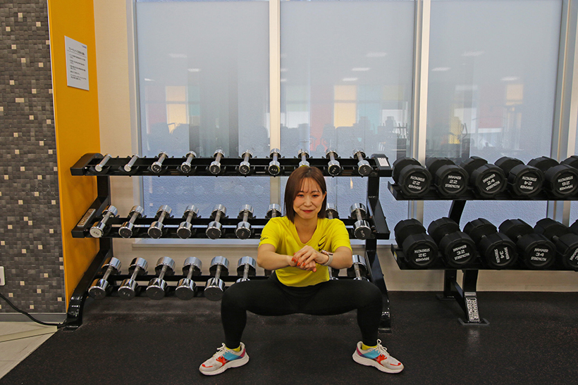 3.お尻を引き、軽く前傾しながら腰を落とします。