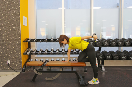 トライセプスキックバック