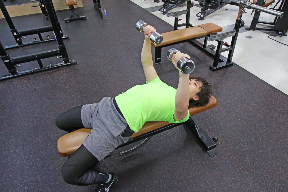 3. 肩甲骨を下制（かせい）させ、胸を張って軽くブリッジをつくります。