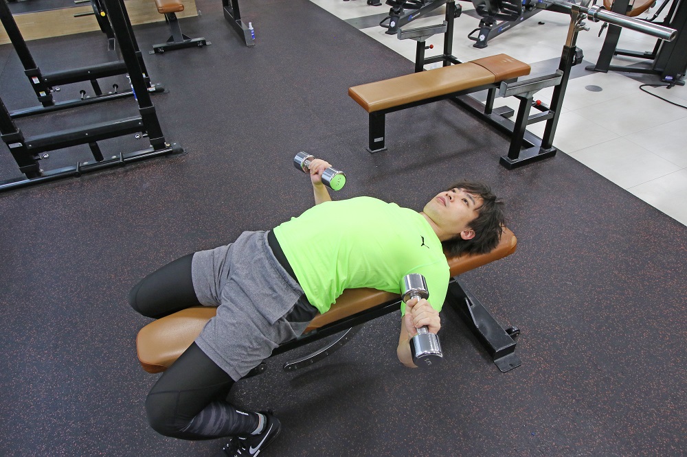 4. ダンベルを胸の位置までしっかり下ろします。