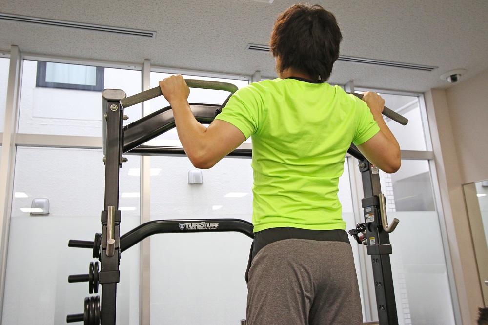 3. 顎とバーが同じくらいの高さまで体を上げ、1秒ほどキープします。