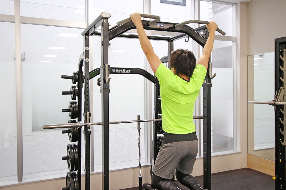 4. ゆっくりと体を下ろします。