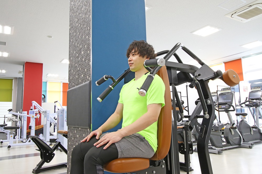 1. 肩とバーの位置が同じになるように、椅子の高さを調整して座ります。