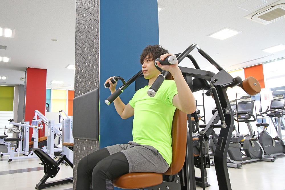 2. 背筋を伸ばし、顔は正面に向けます。