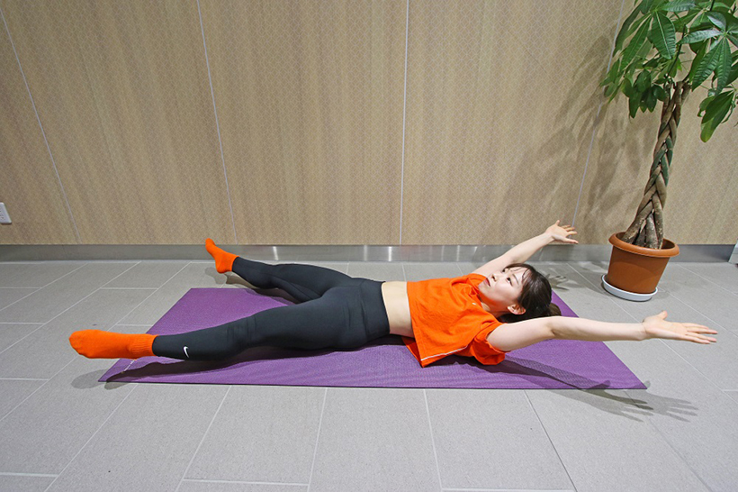 3.腕と足は同じ高さになるよう意識。負荷を大きくしたいなら、両手と足を床に近づけます。