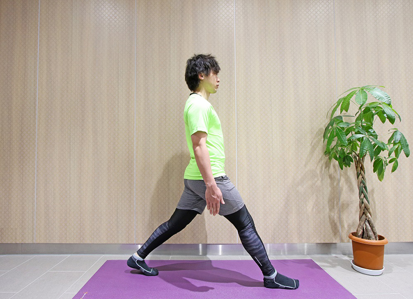 1.足をそろえて立ち、片足を大きく前へ出します。