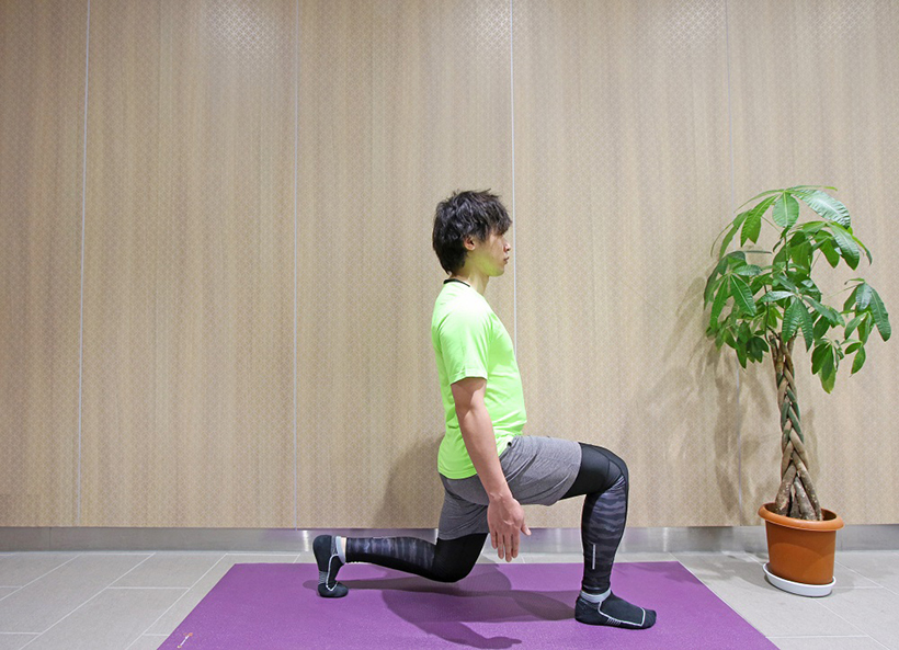 2.上体はまっすぐに保ったまま、前に出している膝が90度になる程度まで曲げます。このとき、前足の膝がつま先より前に出ないように気をつけましょう。