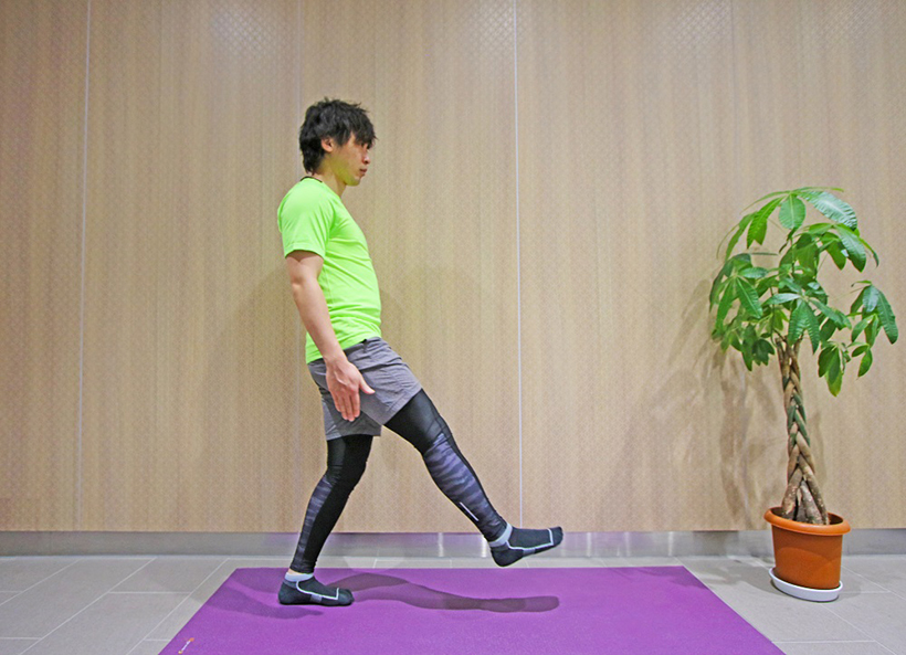 3.前足のかかとで床を押すようにしてスタートポジションに戻ります。