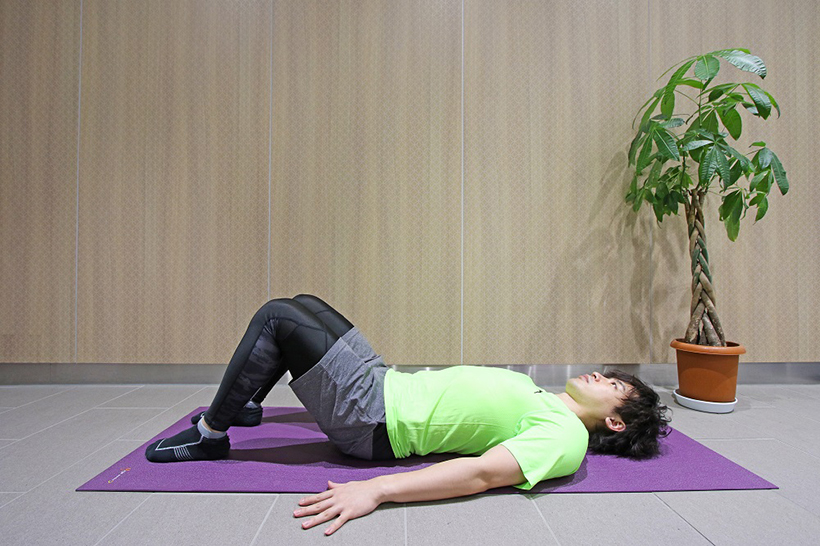 1.仰向けに寝て、両膝を立てます。