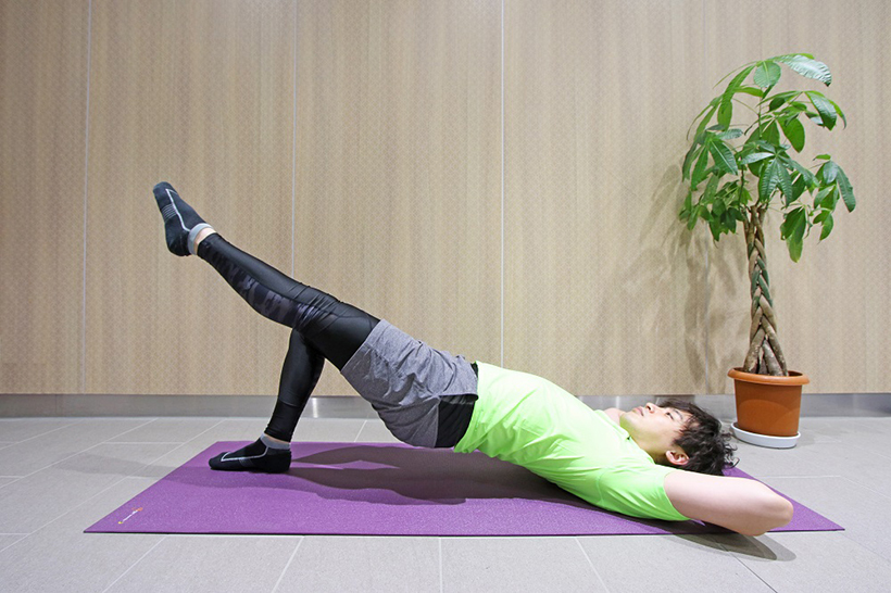 3.つま先から肩までが一直線になるように、お尻を持ち上げます。