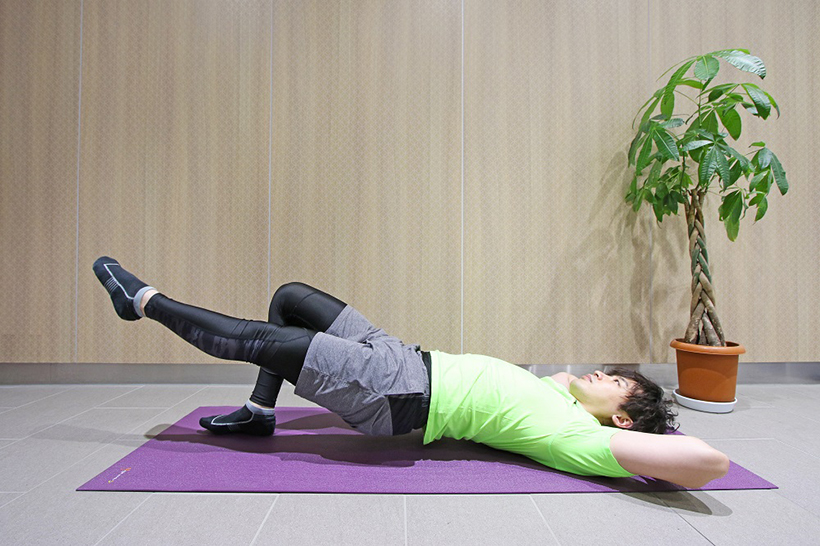 4.ゆっくりお尻を下ろし、床につかない位置で止める。上げている足を変えて左右10回×3セット行います。