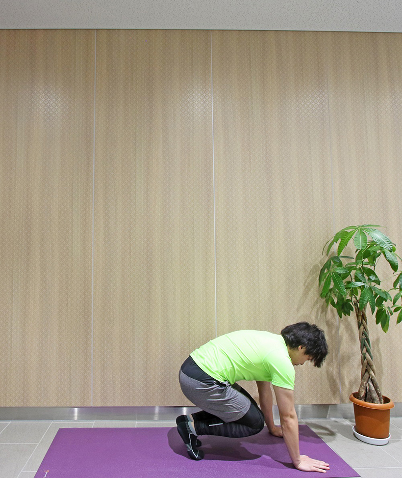 4.勢いをつけて両足を元の位置に戻します。