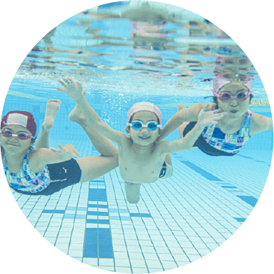 スイミング指導の様子